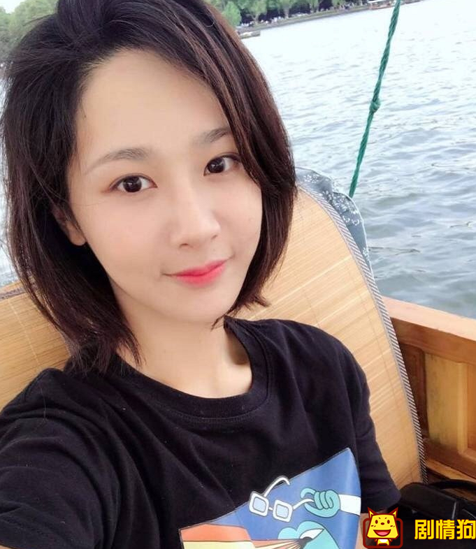 杨紫短发发型怎么剪 杨紫短发自拍后面的剪刀手是秦俊杰吗 杨紫短发发型怎么剪 杨紫短发自拍后面的剪刀手是秦俊杰吗