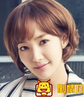 杨紫短发发型怎么剪 杨紫短发自拍后面的剪刀手是秦俊杰吗 杨紫短发发型怎么剪 杨紫短发自拍后面的剪刀手是秦俊杰吗