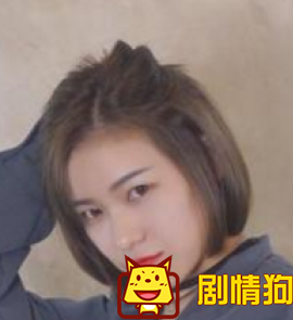 杨紫短发发型怎么剪 杨紫短发自拍后面的剪刀手是秦俊杰吗 杨紫短发发型怎么剪 杨紫短发自拍后面的剪刀手是秦俊杰吗