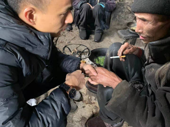 蓝友才携手影视艺人吴雅思 为儿童和孤寡老人献爱心